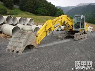 纽荷兰E 245 B挖掘机