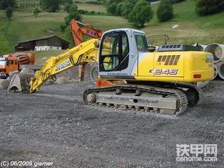 纽荷兰E 245 B挖掘机