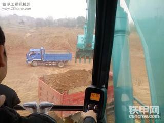 我剛買的神鋼SK260挖機(jī)。。。。。