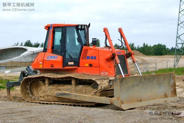 紅色的Fiat Kobelco D180 LGP推土機(jī)