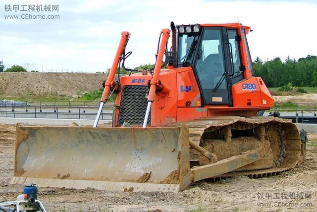 紅色的Fiat Kobelco D180 LGP推土機(jī)