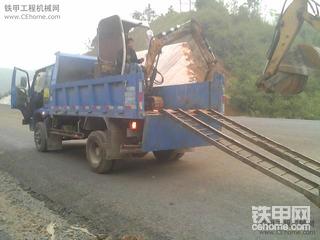 我的挖机上拖车~