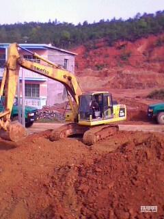 小松PC220挖机装车咯