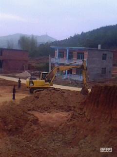 小松PC220挖机装车咯