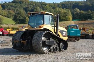 拖拉机中的战斗机CAT Challenger 55 LGP履带拖拉机