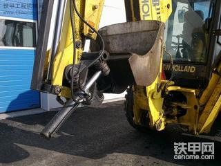 纽荷兰生产的 LB115 两头忙