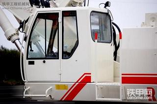 細(xì)拍在雨中的特雷克斯 RH 30F挖掘機(jī)