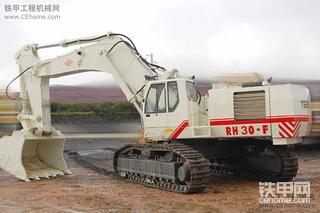 細(xì)拍在雨中的特雷克斯 RH 30F挖掘機(jī)