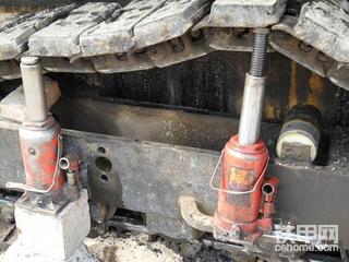 ABG423摊铺机履带涨紧油缸的维修