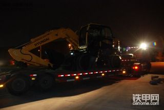 冷雨夜 迎小妾---现代R150W-9挖掘机接车现场