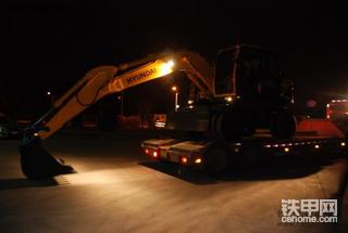 冷雨夜 迎小妾---现代R150W-9挖掘机接车现场