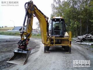 Caterpillar 444 E兩頭忙