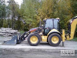 Caterpillar 444 E两头忙