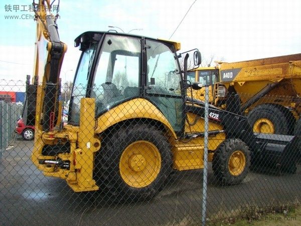 Caterpillar 422E兩頭忙