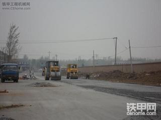 摊铺机铺二灰碎石