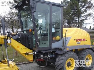 紐荷蘭F106.6 A自行式平地機