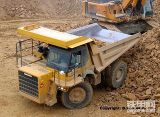 小松系列之HD325-6矿卡