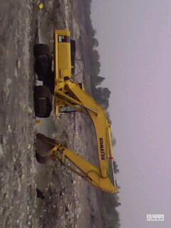 把挖機洗得好干凈啊