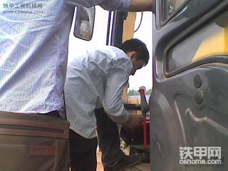 吳友波買挖掘機的不幸遭遇之修理照片