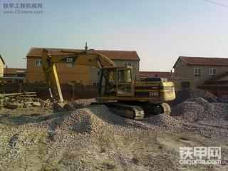 我家的挖機(jī)之一，老機(jī)CAT320B，不是靚機(jī)，是挖機(jī)