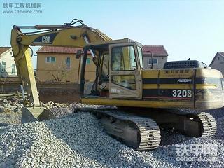 我家的挖機(jī)之一，老機(jī)CAT320B，不是靚機(jī)，是挖機(jī)