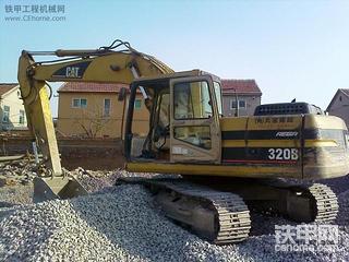 我家的挖機(jī)之一，老機(jī)CAT320B，不是靚機(jī)，是挖機(jī)