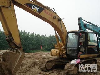 這臺(tái)CAT320C發(fā)動(dòng)機(jī)我用了14000個(gè)小時(shí)還沒有修過。