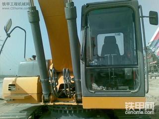 徐工XE230挖机和三一泵车