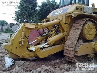 实拍卡特老款D11推土机