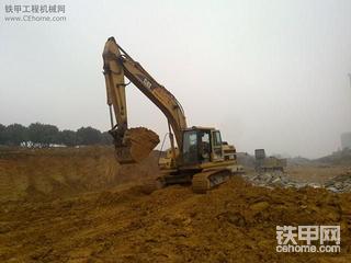 CAT320B換斗和工地CAT320D黑油缸《電噴》換噴油嘴  簡單照片