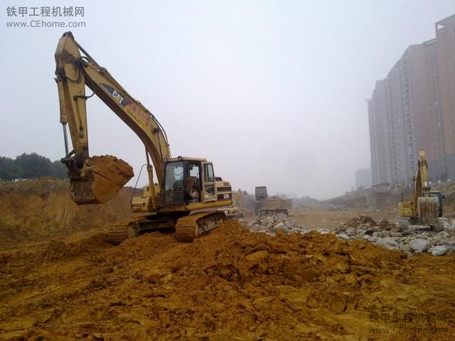 CAT320B換斗和工地CAT320D黑油缸《電噴》換噴油嘴 簡單照片