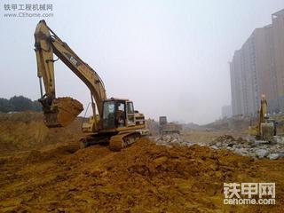 CAT320B換斗和工地CAT320D黑油缸《電噴》換噴油嘴  簡(jiǎn)單照片