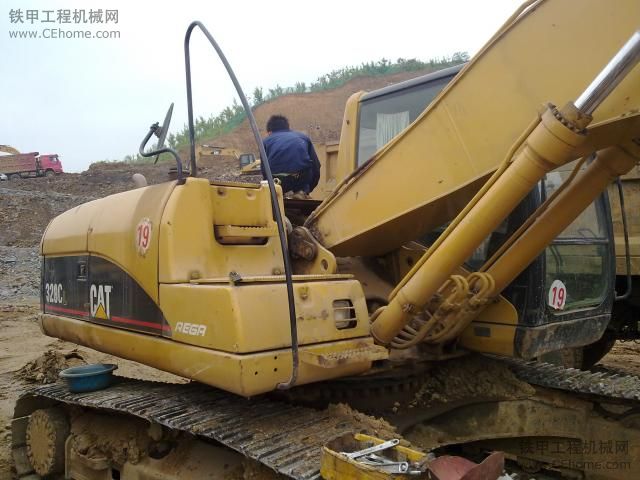 【秀工裝】CAT320C裝破碎錘簡(jiǎn)單作業(yè)。