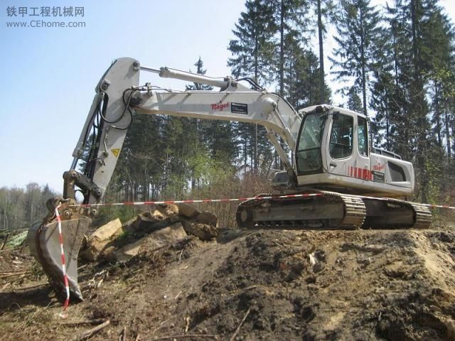 白色利勃海爾R914C挖掘機