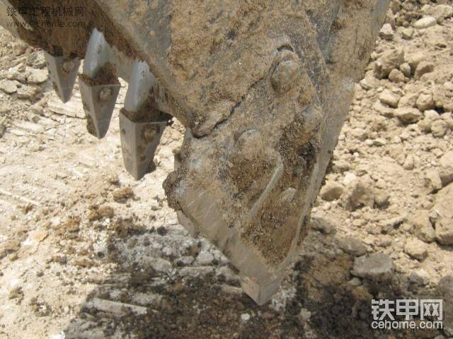 邊齒螺絲松了，我焊了N邊也焊不住，焊工說邊齒是特種鋼和挖斗不結(jié)構(gòu)