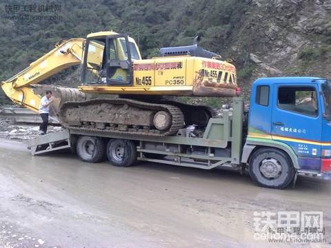 台湾三菱挖掘机搬运车[超載難行车]