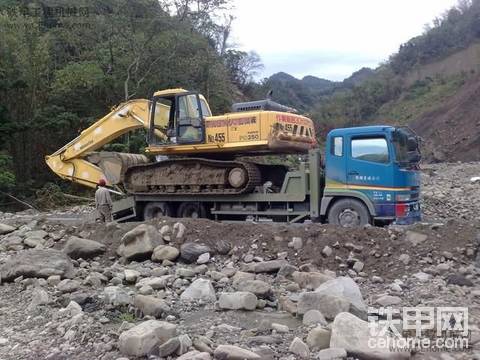 台湾三菱挖掘机搬运车[超載難行车]