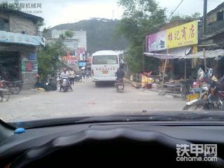 挖掘机在跳舞了，泥巴在伴奏了，我笑了，他也笑了.