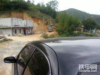 挖掘机在跳舞了，泥巴在伴奏了，我笑了，他也笑了.