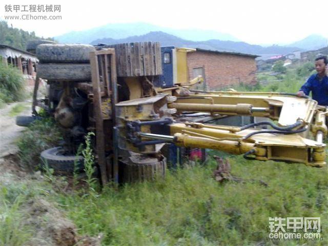 老板為了省時(shí)間在小路上就上平板。