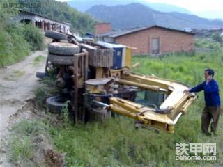 下班时在路上看到的挖机事故可怜的小松-5啊