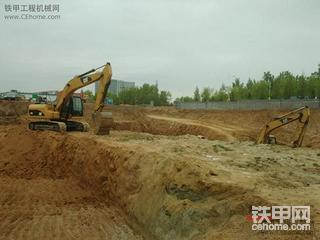 今年刚买的卡特320D，挣钱不容易啊