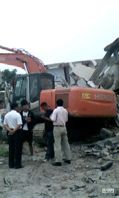 刚拍的拆楼车被砸