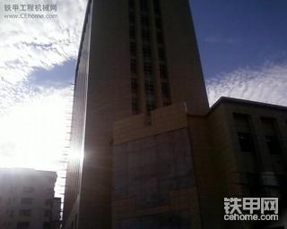 小黃丟坑里準備穿越，大黃死活不讓，硬拉小黃出來了