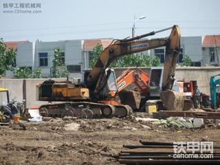 今年行情不错，停车场都空了~！