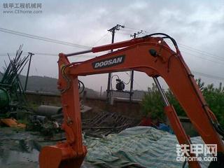 斗山DH60-7的行走踏板