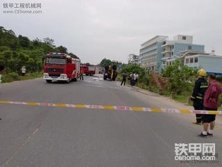 慘烈~！！！挖機(jī)自燃啦！！！