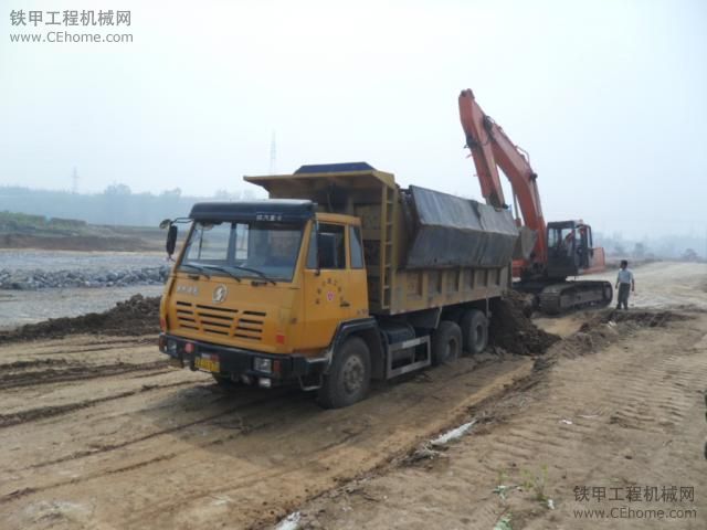 日立330挖掘機(jī)搶救陷車的陜汽奧龍自卸車