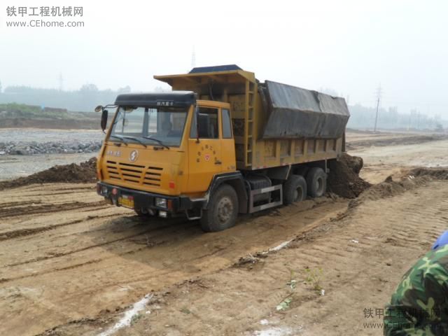 日立330挖掘機(jī)搶救陷車的陜汽奧龍自卸車