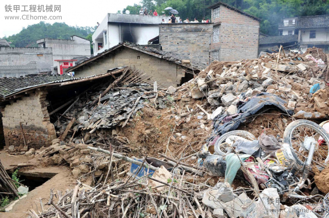 廣西強降雨頻發(fā)泥石流 容縣一家11口被埋 看看挖掘機在做什么